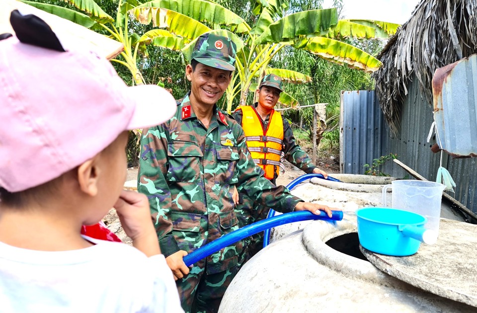 Nụ cười rạng rỡ của những người l&iacute;nh v&igrave; đ&atilde; gi&uacute;p người d&acirc;n trong kh&oacute; khăn (CTV)