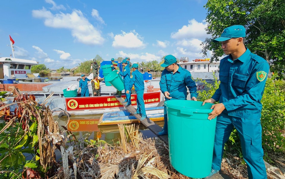 Theo kế hoạch sắp tới, QK9 c&ograve;n tiếp tục vận chuyến nước ngọt miễn ph&iacute; cho những v&ugrave;ng hạn mặn ở huyện U Minh, Thới B&igrave;nh, Trần Văn Thới tỉnh C&agrave; Mau (CTV)