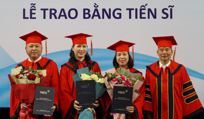 PGS. TS Trần Văn Nghĩa, Phó giám đốc Học viện (ngoài cùng bên phải) trao bằng cho 3 tân tiến sĩ. Ảnh: Mạnh Cường