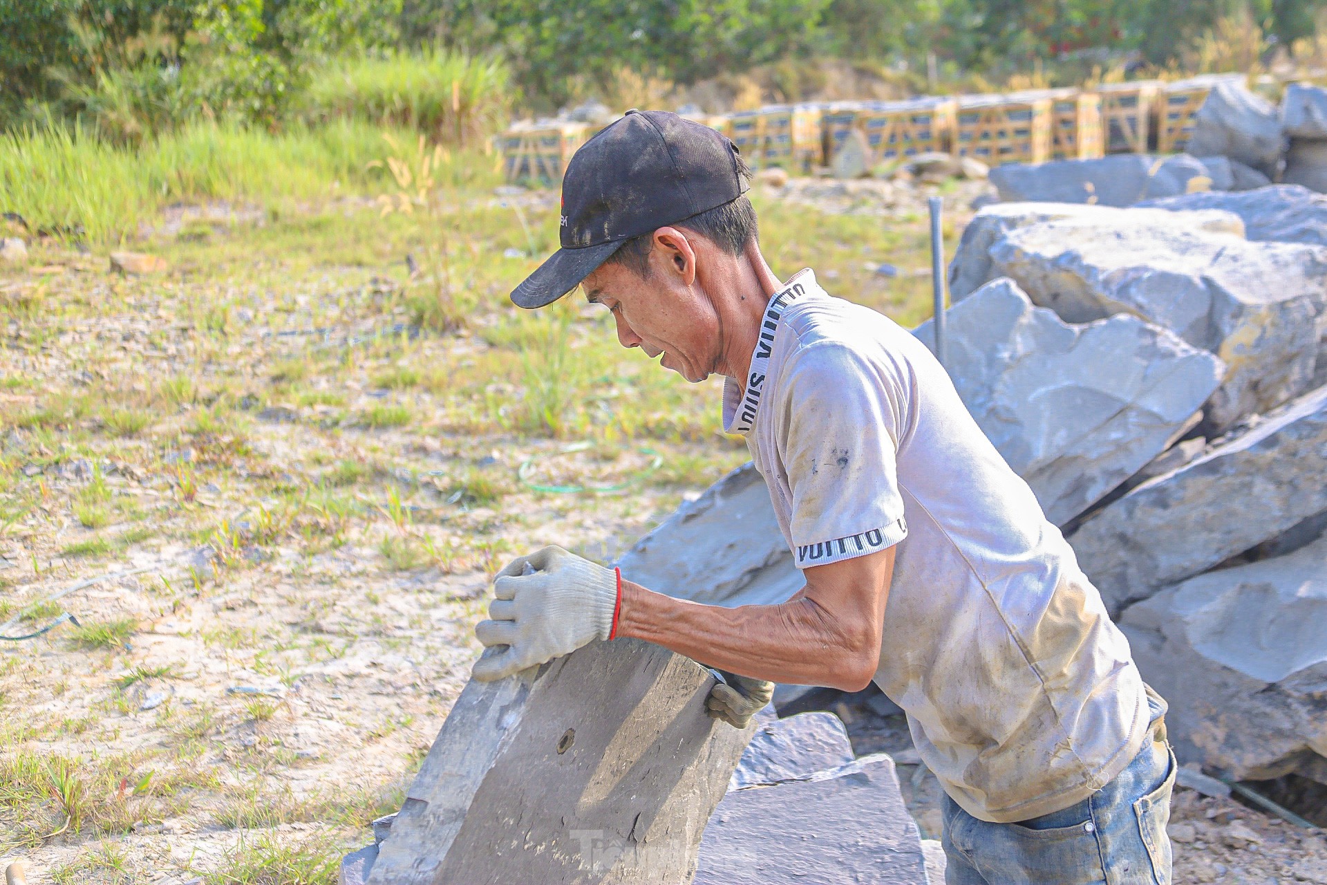 Người dân làng đá chẻ lớn nhất Đà Nẵng oằn mình mưu sinh dưới nắng nóng 40 độ ảnh 5