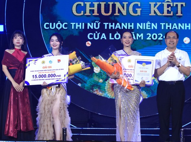 Nữ sinh 17 tuổi giành giải nhất cuộc thi Nữ thanh niên thanh lịch Cửa Lò 2024 ảnh 28