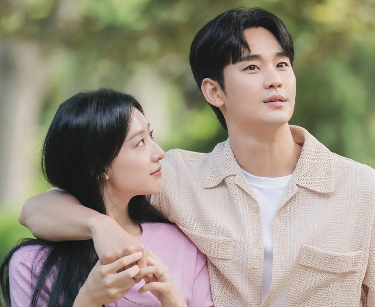 Diễn viên Kim Soo Hyun (phải) và Kim Ji Won trong Nữ hoàng nước mắt