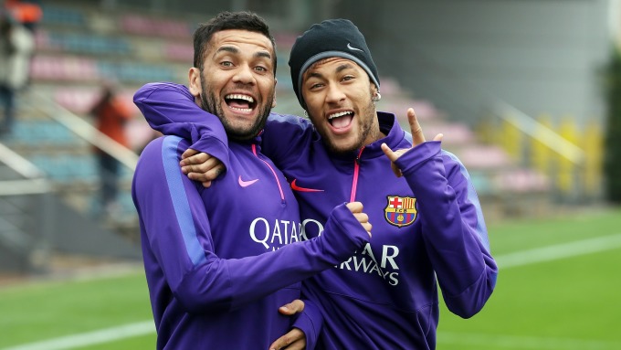 Neymar và Alves (trái) thời còn cùng khoác áo Barca. Ảnh: FC Barcelona