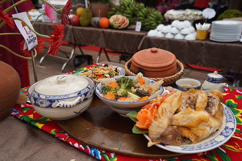 Trong m&acirc;m cơm qu&ecirc;, m&oacute;n ch&iacute;nh c&oacute; thể l&agrave; m&oacute;n g&agrave; m&iacute;a thơm ngọt hay m&oacute;n thịt quay &oacute;ng v&agrave;ng, thơm nức mũi. Ảnh: Internet.