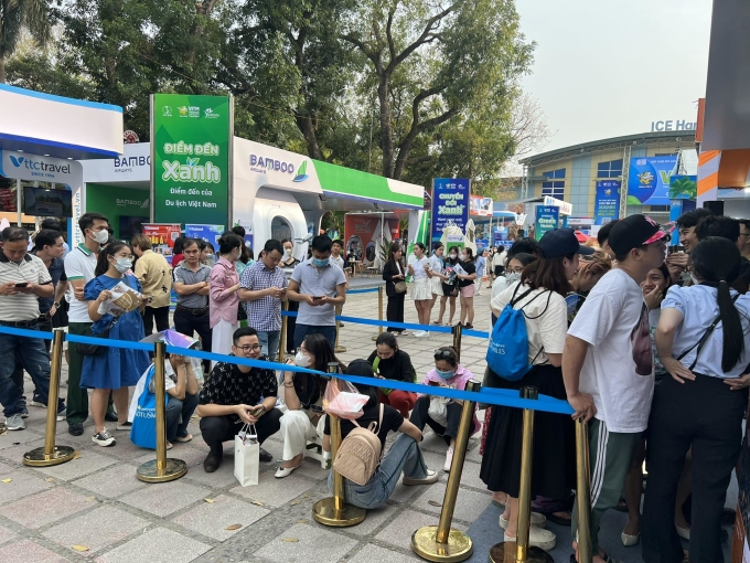 Khách xếp hàng dài đợi mua vé giảm giá tại quầy hàng của Vietnam Airlines tại Hội chợ Du lịch Quốc tế chiều 11/4.