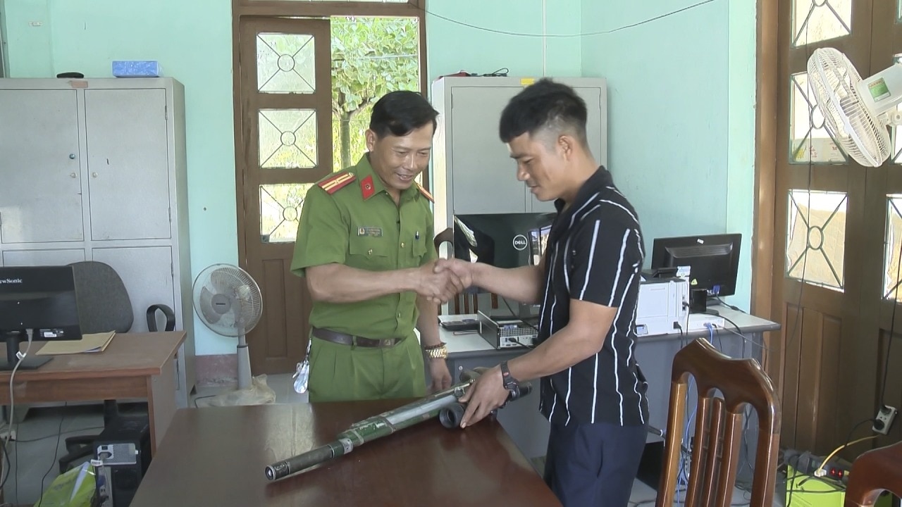 Công an xã Kim Thủy vận động Nhân dân tự nguyện giao nộp vũ khí tự chế, vật liệu nổ tồn đong trong chiến tranh