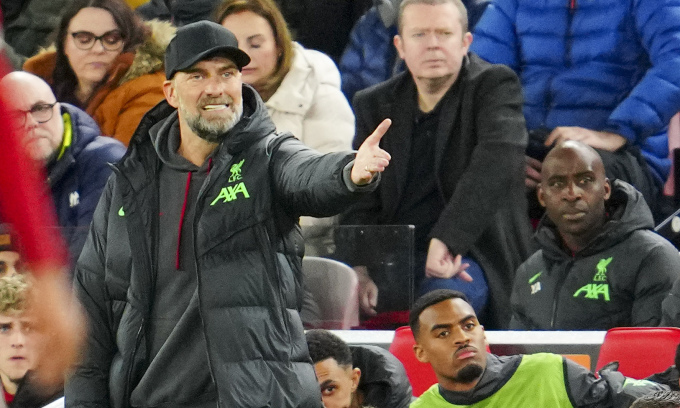 HLV Jurgen Klopp chỉ đạo trong trận Liverpool thua Atalanta 0-3 ở lượt đi tứ kết Europa League trên sân Anfield ngày 11/4. Ảnh: AP