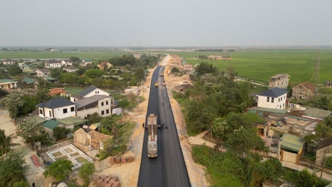 Hạ tầng giao thông của Nghệ An ngày càng hoàn thiện. Trong ảnh là đường Nguyễn Sỹ Sách kéo dài được trải bê tông nhựa. Ảnh: cần nguồn