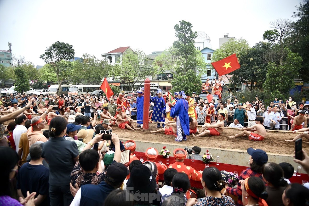 Ritual único de tira y afloja sentado en el festival del Templo Tran Vu (foto 13)