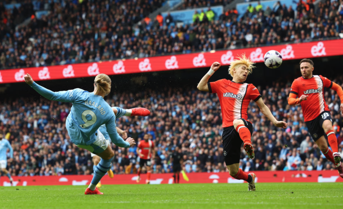 Haaland vô-lê trúng mặt Hashioka ở tình huống mở tỷ số cho Man City. Ảnh: Reuters