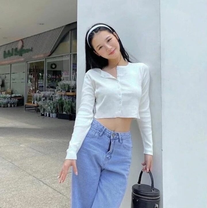 Áo crop top kết hợp với quần jeans.