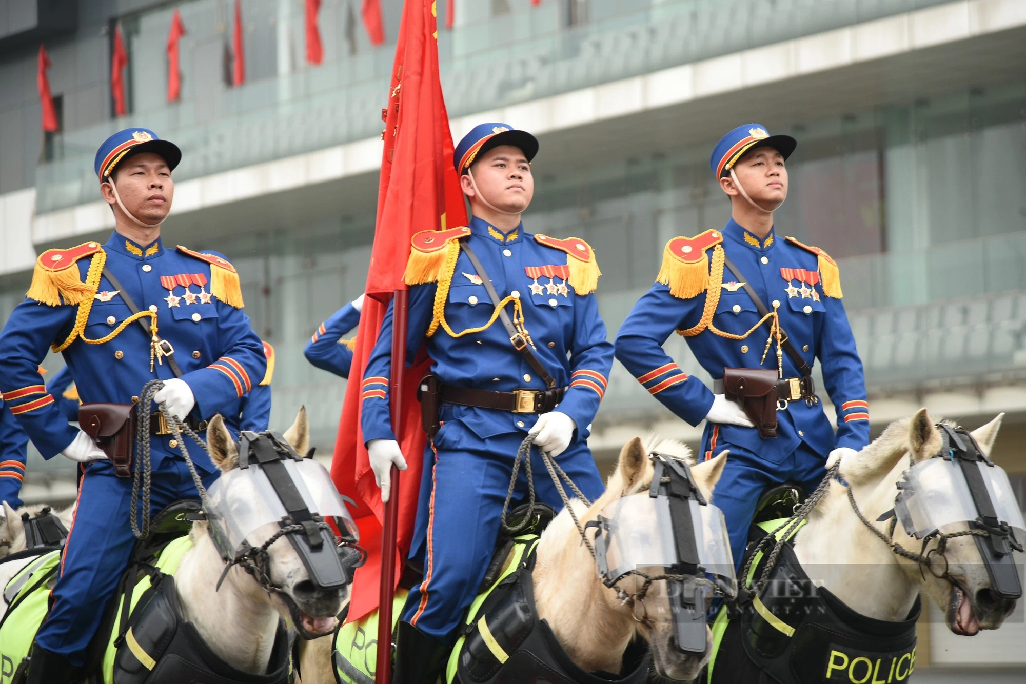 第50回伝統日パレードにおける機動警察騎兵隊の新制服 - Vietnam.vn