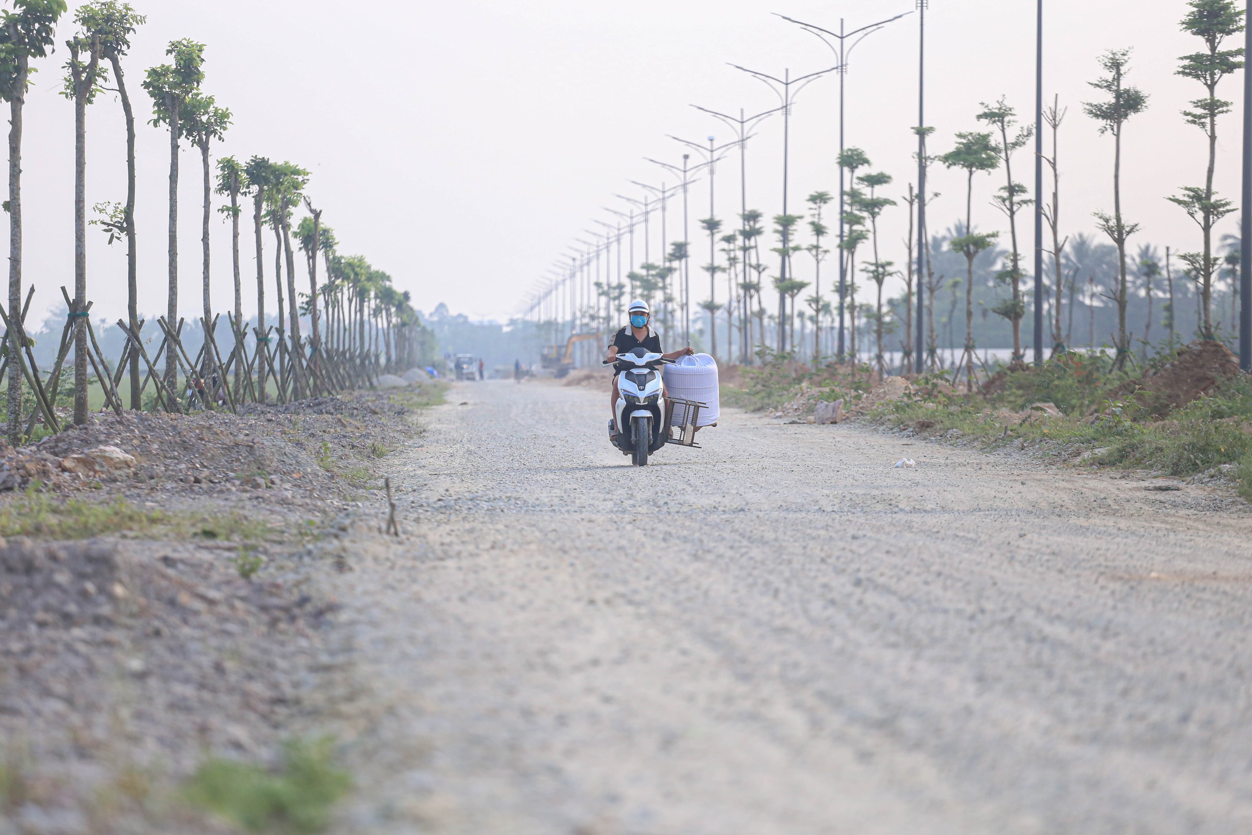 Dù chưa đưa vào khai thác, nhưng một số phương tiện đã di chuyển trên tuyến đường này