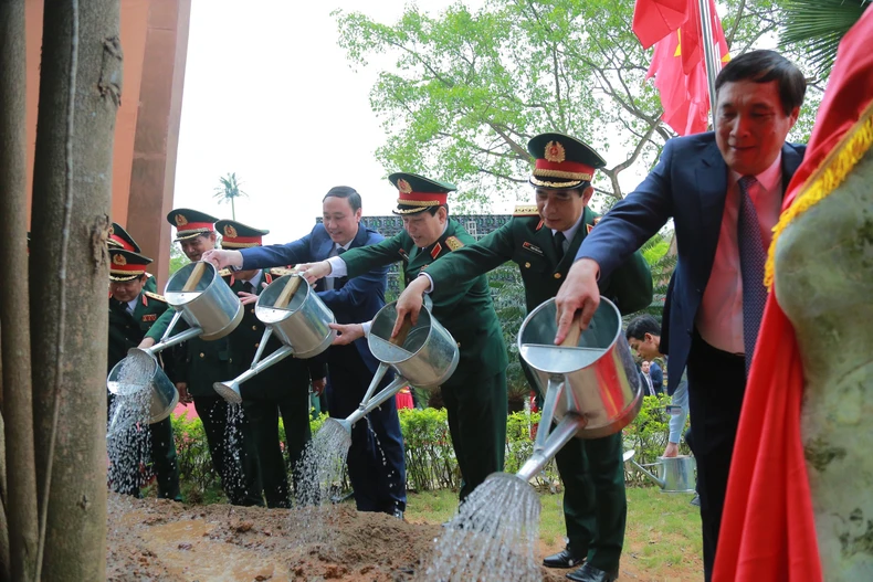 Khánh thành bức phù điêu “Bác Hồ nói chuyện với cán bộ, chiến sĩ Đại đoàn quân tiên phong” tại Đền Hùng ảnh 2