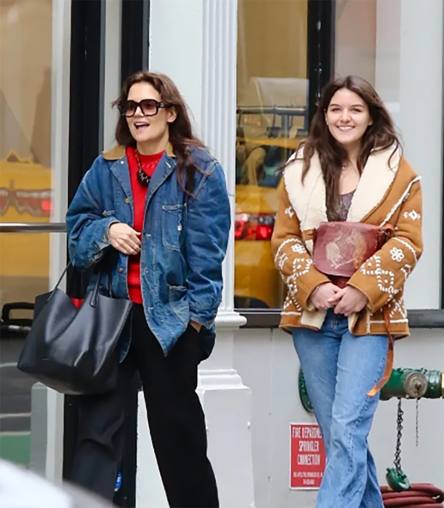 Suri Cruise và mẹ trên đường phố New York