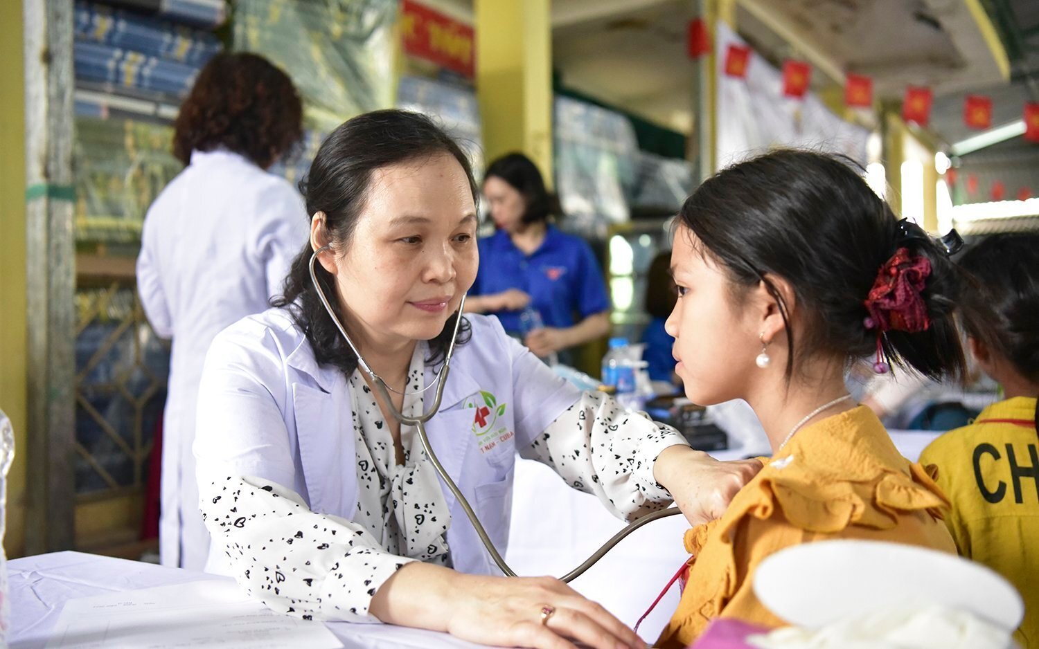 Đoàn cũng tặng quà cho 30 em học sinh hoàn cảnh đặc biệt khó khăn với mỗi suất quà giá trị 1 triệu đồng nhằm giúp đỡ các em có thêm đồ dùng học tập và điều kiện sinh hoạt.