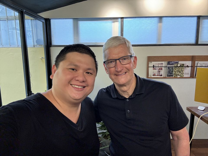 Theo CEO Apple, mục đích chuyến thăm Việt Nam lần này của ông là để gặp gỡ nhiều nhà sáng tạo nội dung, lập trình viên và có một số hoạt động liên quan tới giáo dục. Ông cũng khẳng định Apple cam kết lâu dài tại Việt Nam thông qua việc tăng cường hỗ trợ nhà cung ứng địa phương, đầu tư vào giáo dục và các sáng kiến bảo vệ môi trường. (Ảnh: FB/Nguyễn Ngọc Duy Luân)