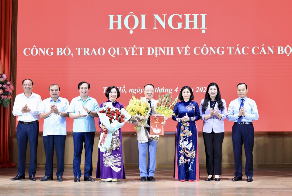 Ph&oacute; B&iacute; thư Thường trực Th&agrave;nh ủy Nguyễn Thị Tuyến c&ugrave;ng l&atilde;nh đạo TP, quận T&acirc;y Hồ tặng hoa ch&uacute;c m&ugrave;ng &ocirc;ng Nguyễn L&ecirc; Ho&agrave;ng.