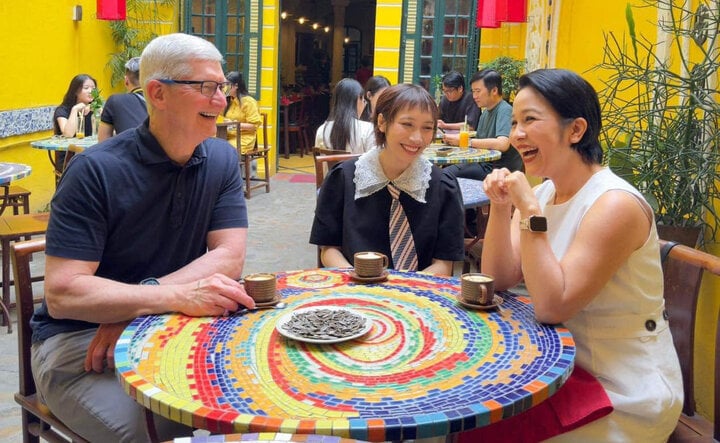 CEO Tim Cook trò chuyện cùng mẹ con diva Mỹ Linh.