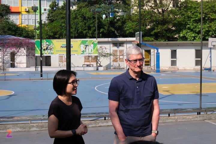 Tại đây, Tim Cook có một khoảng thời gian ngắn trao đổi với ban lãnh đạo nhà trường. Trường Ngôi sao Hà Nội triển khai chương trình dạy học 1:1 với iPad từ năm học 2023-24, trong đó học sinh sẽ sử dụng iPad cho chương trình học cả trên lớp lẫn ở nhà.