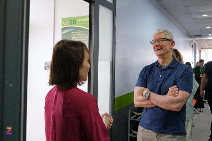 Sau đó, Tim Cook tới dự giờ một lớp học. "Giáo viên" đứng lớp là nhà sáng tạo nội dung Trần Lê Thu Giang (Giang ơi), kết hợp cùng cô Huỳnh Thị Ngọc Thy, giáo viên dạy môn khoa học. Chủ đề bài học của Giang ơi là "3R: Reduce, Reuse và Recycle". Cô cho học sinh chơi một trò chơi nhỏ để học về chủ đề môi trường. Tim Cook tỏ rõ sự hào hứng khi Giang chia sẻ về bài học của cô.