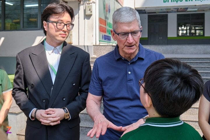 Sau tiết học, Tim Cook xuống sân trường và có vài câu trao đổi ngắn với một học sinh. Cậu bé được giới thiệu là đang học lập trình với ngôn ngữ Python. Học sinh này thậm chí còn bày tỏ với CEO Apple là chiếc Apple Vision Pro giá cao, ngang một chiếc xe máy. Tim Cook cười và nói "thật là một câu hỏi thú vị".