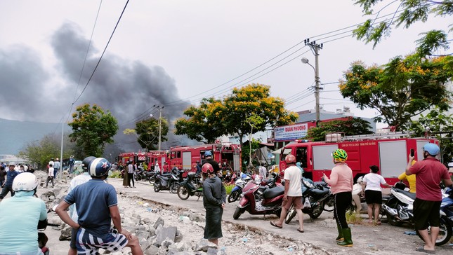 Dãy cửa hàng ở cảng cá Thọ Quang bốc cháy giữa trưa ảnh 5