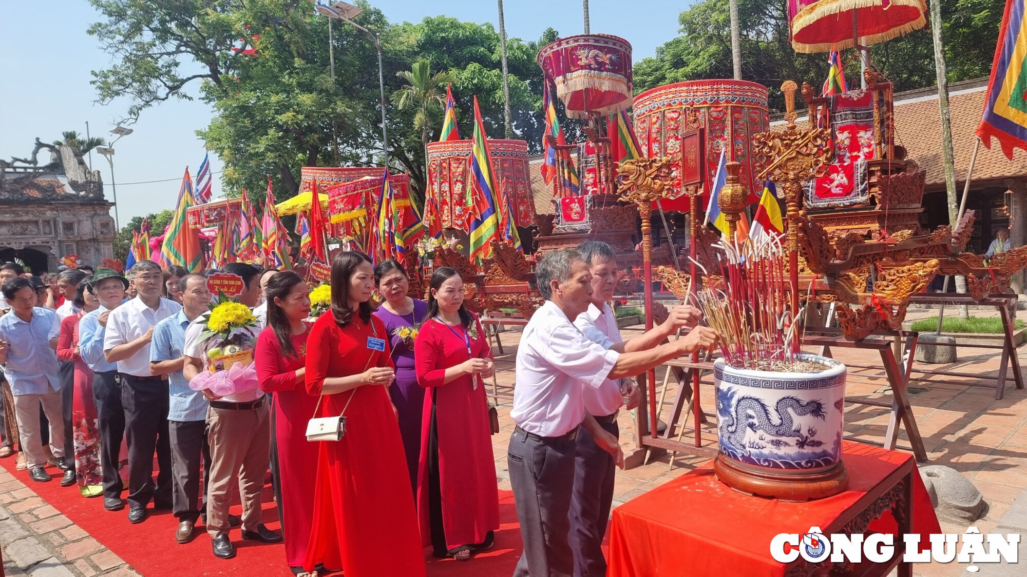 huyen gia vien ninh binh to chuc le dang huong tai den thanh nguyen hinh 2