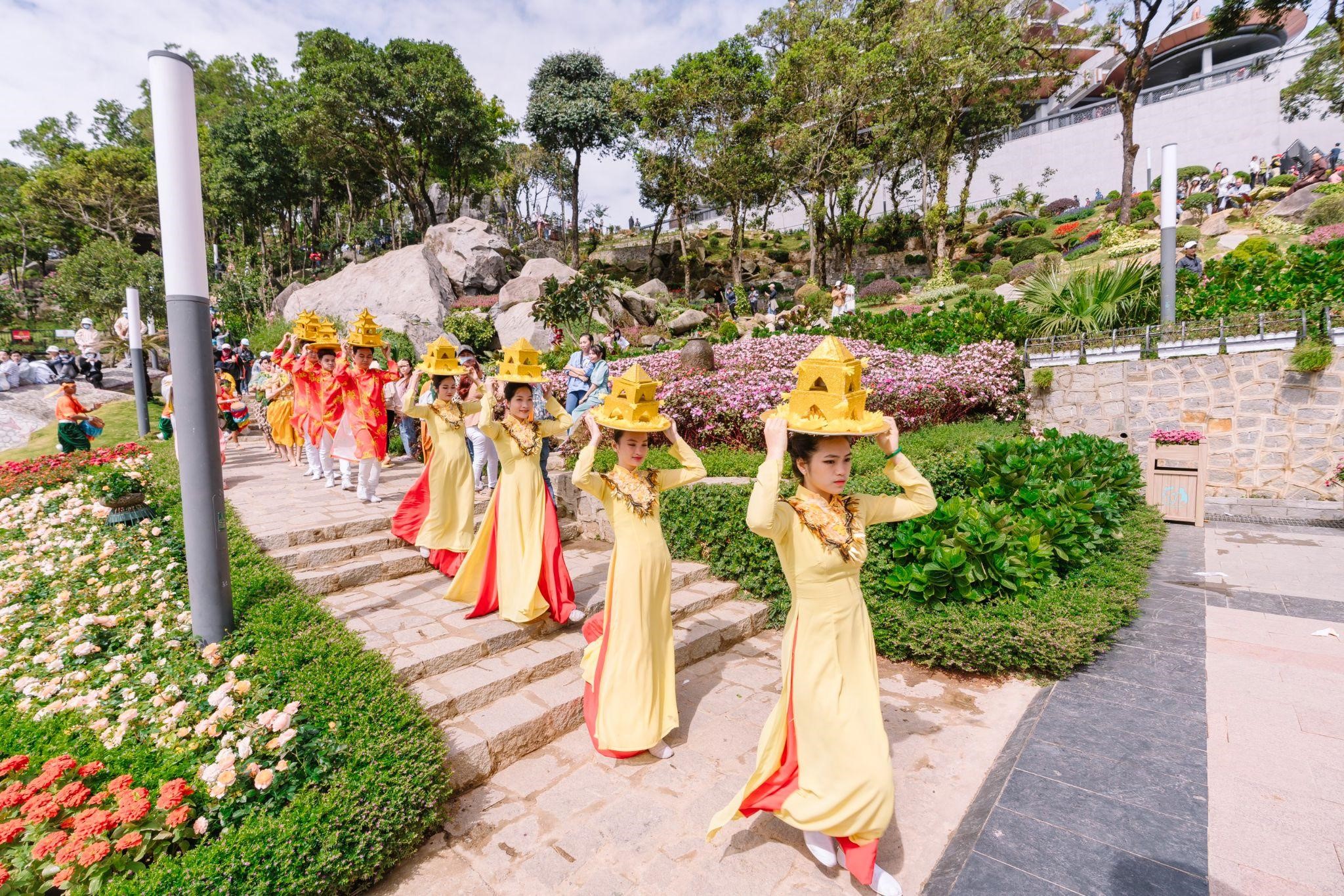 'Độc lạ' văn hóa Khmer được tái hiện sinh động trên núi Bà Đen, Tây Ninh- Ảnh 2.