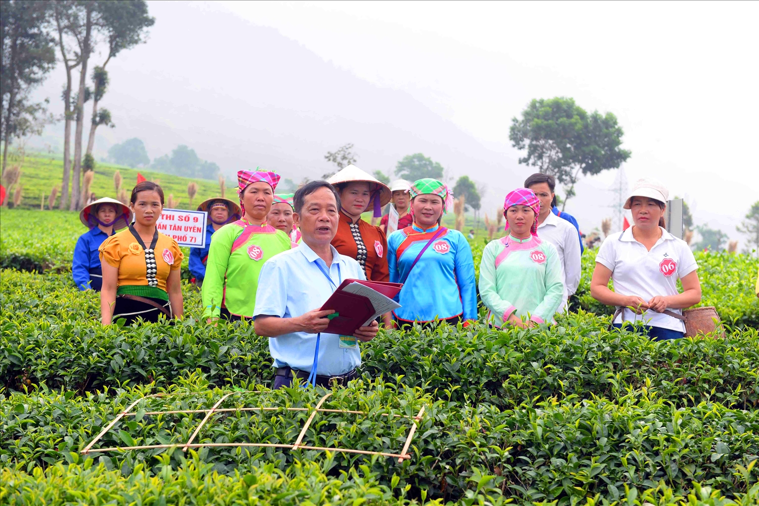 Ban Giám khảo thông qua thể lệ thi. Theo đó, thời gian thi 25 phút, các thí sinh phải hái chè nhanh và phải đạt tiêu chuẩn 1 tôm 2 - 3 lá, búp chè tươi, không để búp chè gãy, hoặc dập nát. 