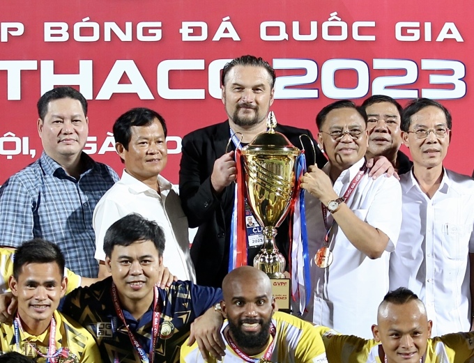 HLV Velizar Popov nâng Siêu cup Quốc gia 2023 cùng Chủ tịch CLB Thanh Hoá Cao Tiến Đoan. Ảnh: Hiếu Lương