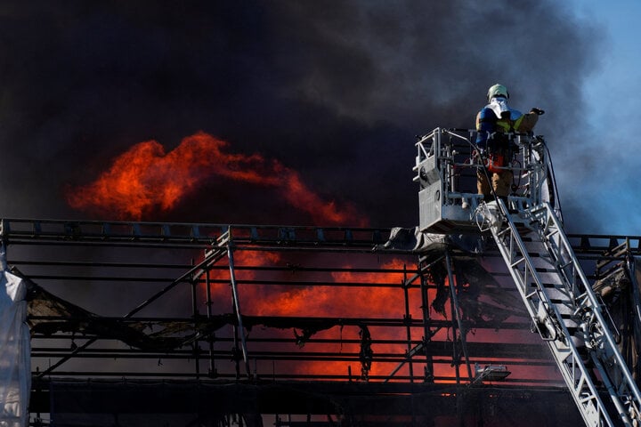 Lính cứu hỏa đang cố gắng kiểm soát đám cháy. (Ảnh: Reuters)