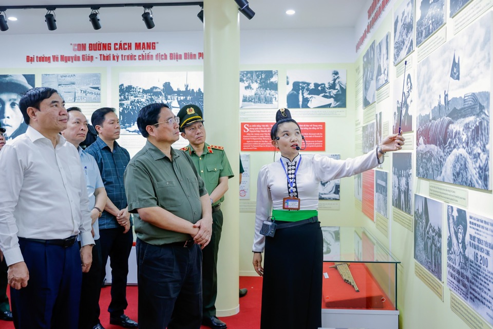 Thủ tướng Phạm Minh Ch&iacute;nh v&agrave; Đo&agrave;n c&ocirc;ng t&aacute;c nghe giới thiệu về Khu di t&iacute;ch lịch sử Mường Phăng - nơi Sở Chỉ huy chiến dịch Điện Bi&ecirc;n Phủ l&agrave;m việc 105 ng&agrave;y .