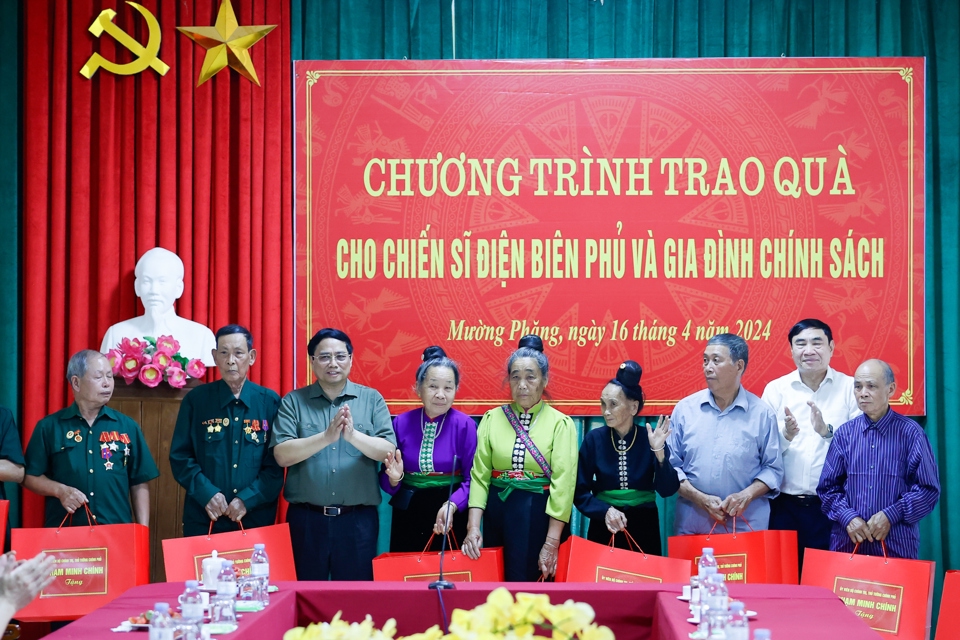 Thủ tướng Ch&iacute;nh phủ Phạm Minh Ch&iacute;nh tặng qu&agrave; tri &acirc;n 20 gia đ&igrave;nh chiến sĩ Điện Bi&ecirc;n, gia đ&igrave;nh ch&iacute;nh s&aacute;ch tr&ecirc;n địa b&agrave;n x&atilde; Mường Phăng, x&atilde; P&aacute; Khoang, th&agrave;nh phố Điện Bi&ecirc;n Phủ.