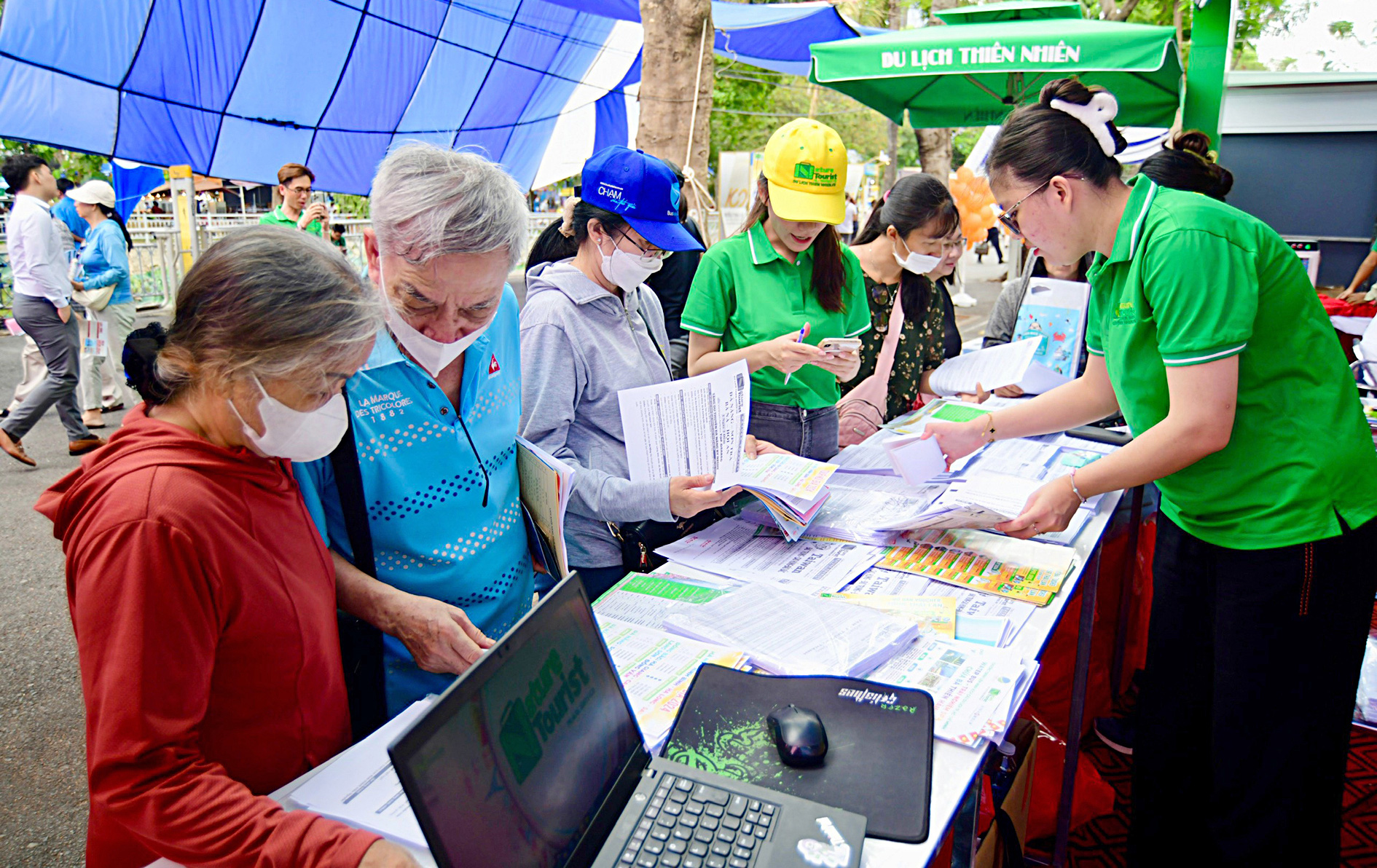 Người dân TP.HCM tìm hiểu thông tin du lịch chuẩn bị cho kỳ nghỉ dài ngày - Ảnh: QUANG ĐỊNH