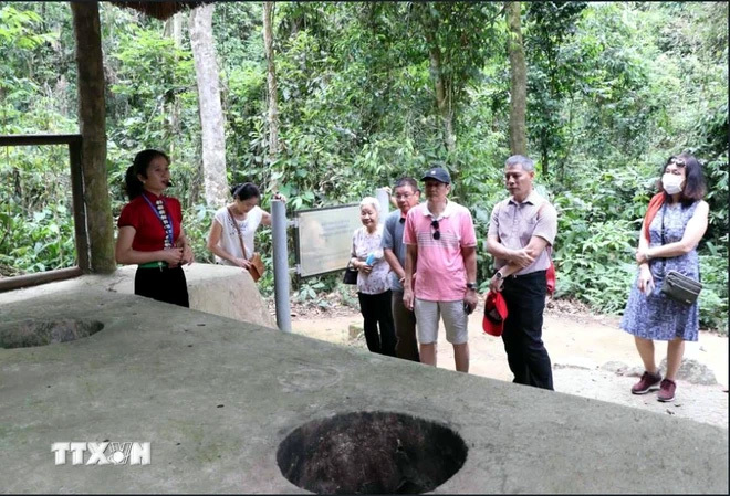 Kh&aacute;ch tham quan bếp Ho&agrave;ng Cầm trong Khu di t&iacute;ch Mường Phăng, tỉnh Điện Bi&ecirc;n. (Ảnh: Xu&acirc;n Tiến/TTXVN)