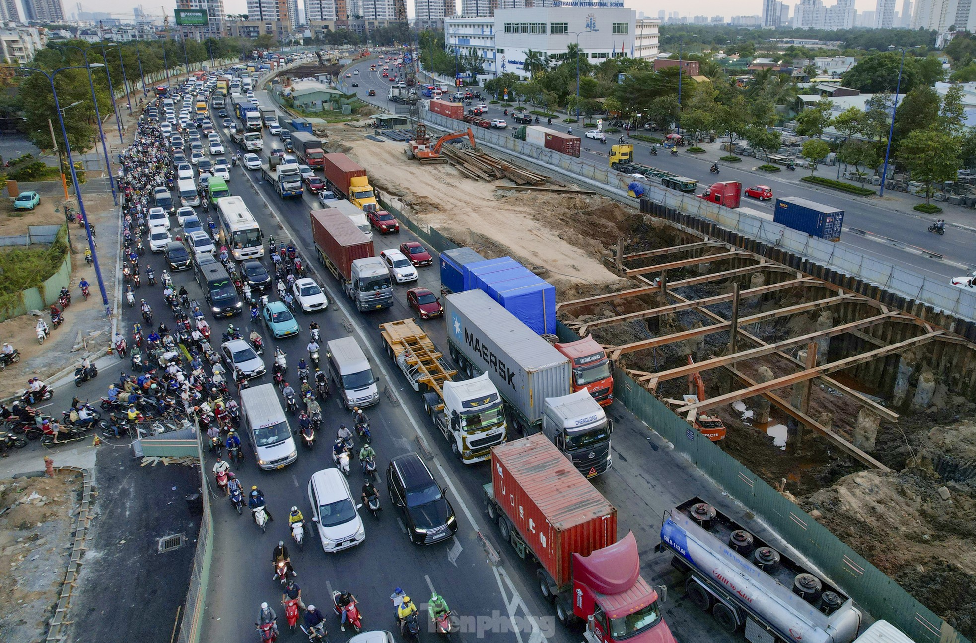 Giao thông hỗn loạn tại nút giao lớn nhất TPHCM vào giờ cao điểm ảnh 2