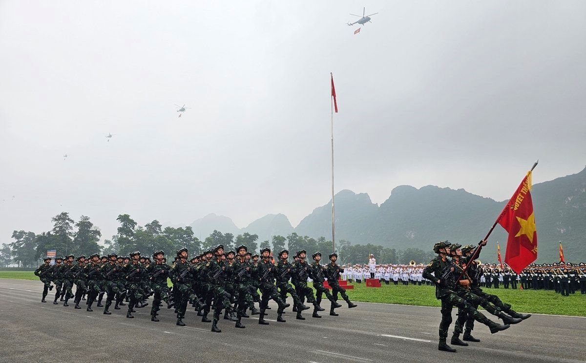 Phía bên dưới các lực lượng diễu binh diễu hành, bên trên lực lượng không quân