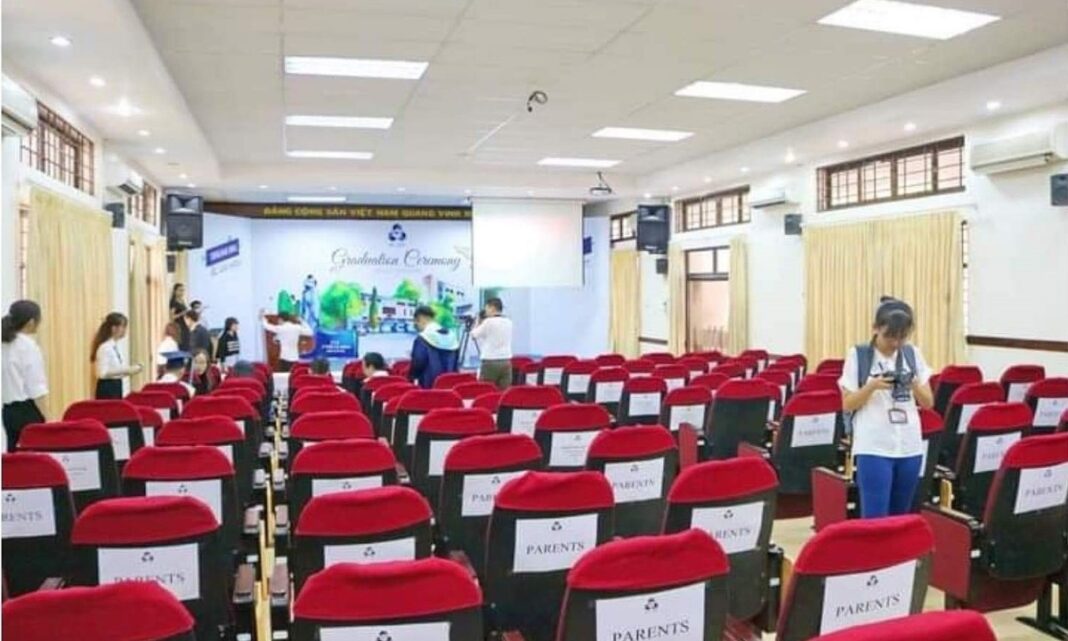 Sinh viên ấm ức vì lễ tốt nghiệp ở hội trường nhỏ