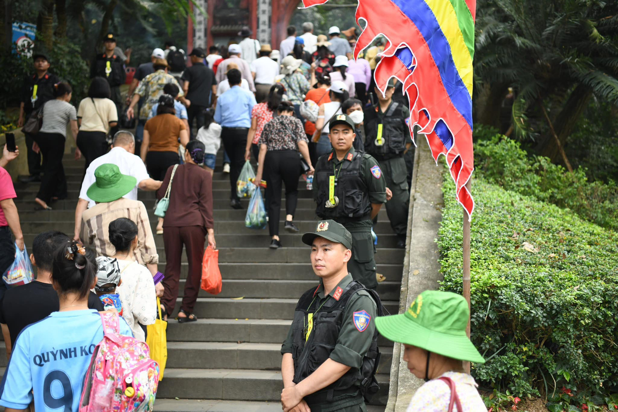 Lực lượng công an được tăng cường để đảm bảo an ninh trật tự - Ảnh: C.TUỆ