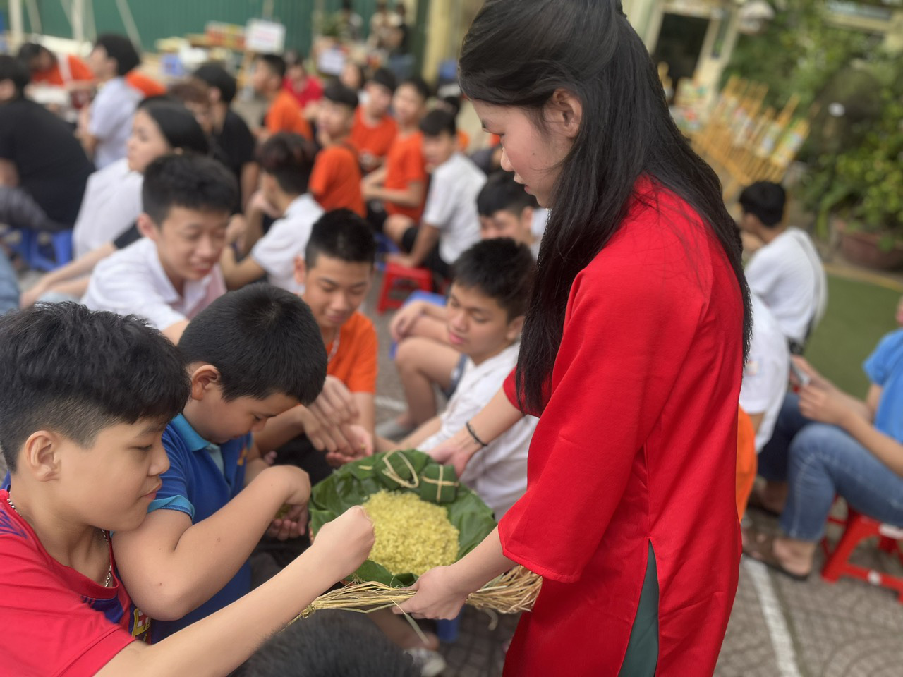 Mời các bạn ăn cốm sau khi giới thiệu tác phẩm của nhà văn Vũ Bằng viết về "cốm làng Vòng" của Hà Nội - Ảnh: VĨNH HÀ