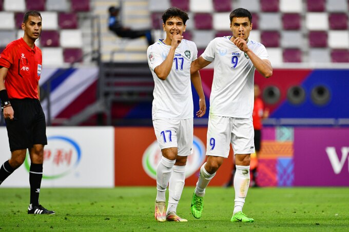 Khoshimov (số 9) ăn mừng bàn thắng ấn định tỷ số 2-0 trước Malaysia, trên sân Khalifa. Ảnh: AFC