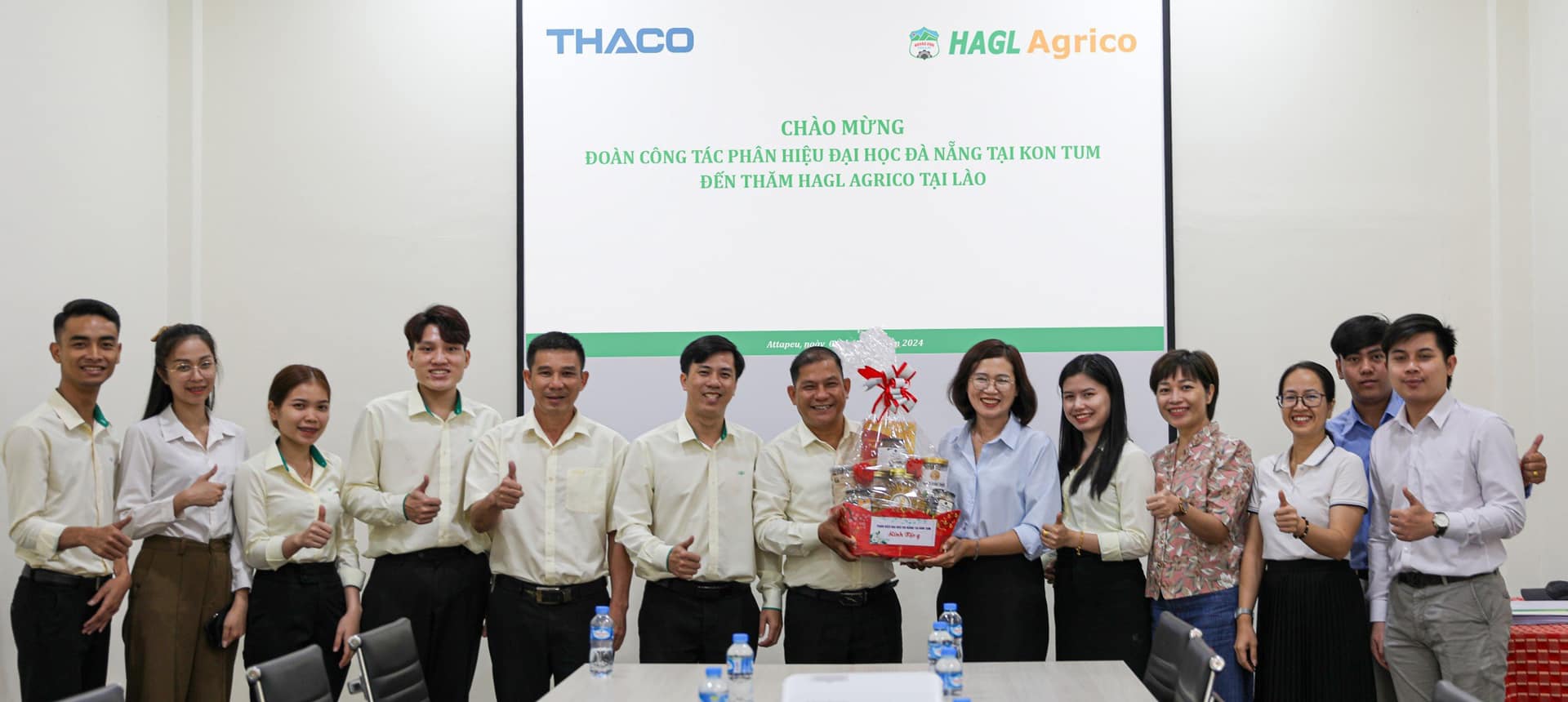 Đoàn-công-tác-tặng-quà-nhân-dịp-Tết-Bunpimay-để-cảm-ơn-KLH