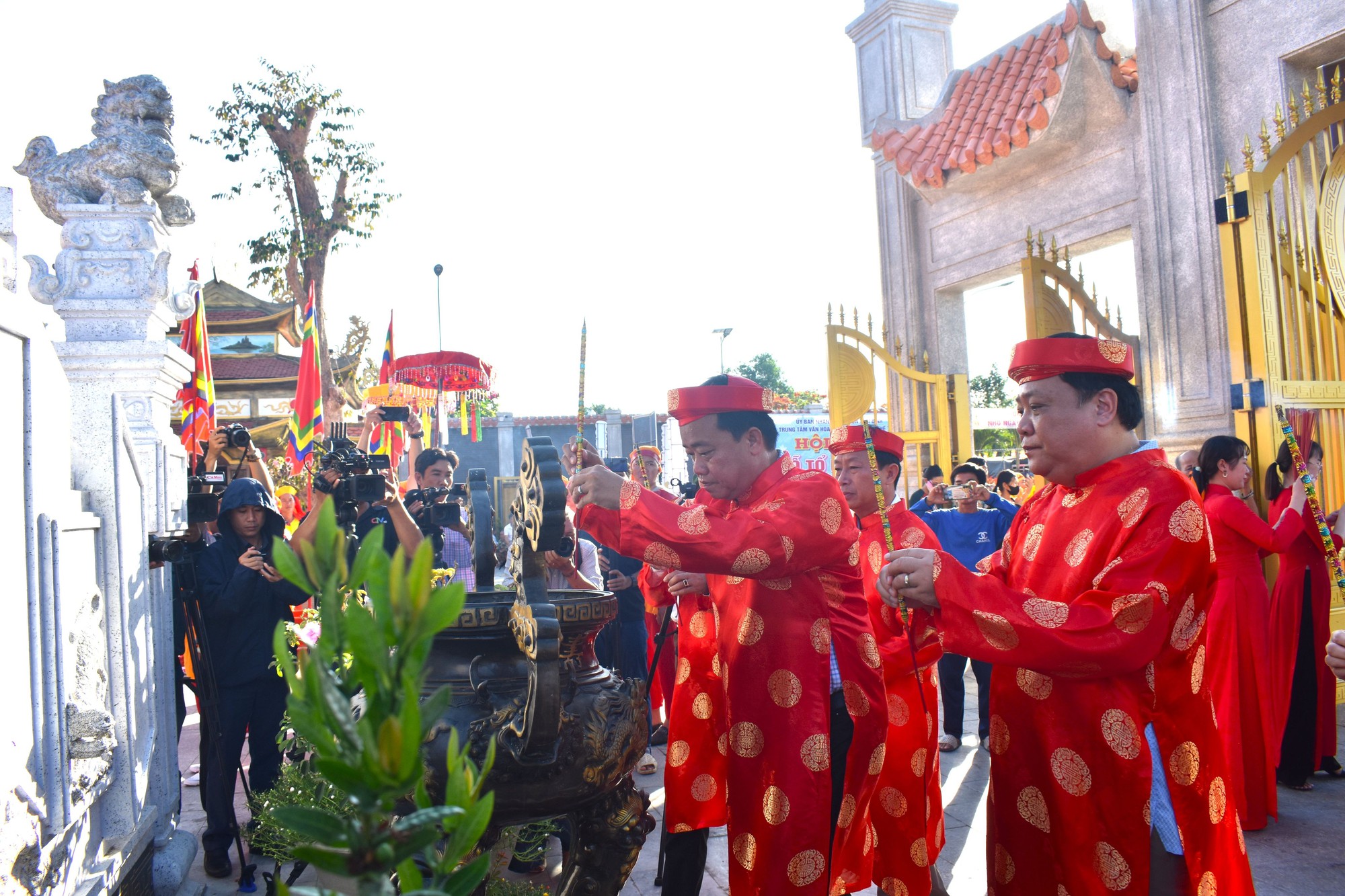 Tausende von Menschen bringen respektvoll Weihrauch im Hung King Tempel in Ca Mau dar - Foto 2. Ngàn người thành kính dâng hương tại đền thờ Vua Hùng ở Cà Mau- Ảnh 2.