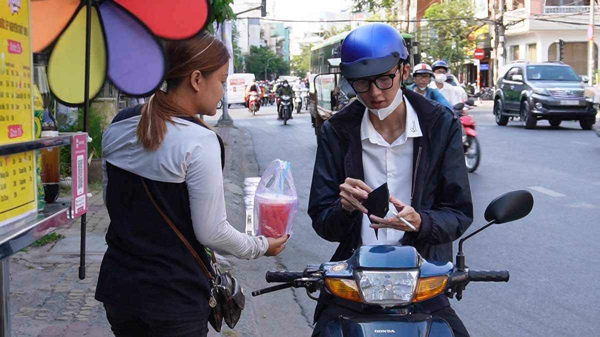 Nước ép cam, nước ép dưa hấu, nước mía,... là những loại nước mát được nhiều khách hàng lựa chọn. Ảnh: Ngọc Ánh