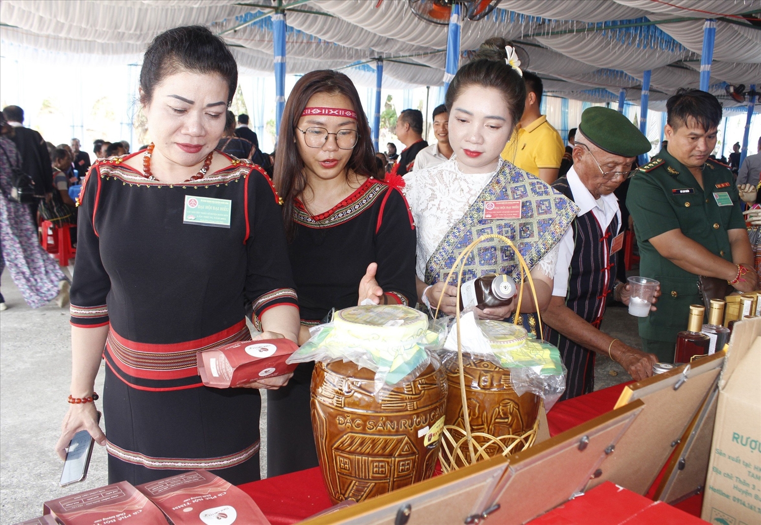 Các đại biểu tham quan các gian hàng trưng bày sản phẩm đặc trưng của huyện