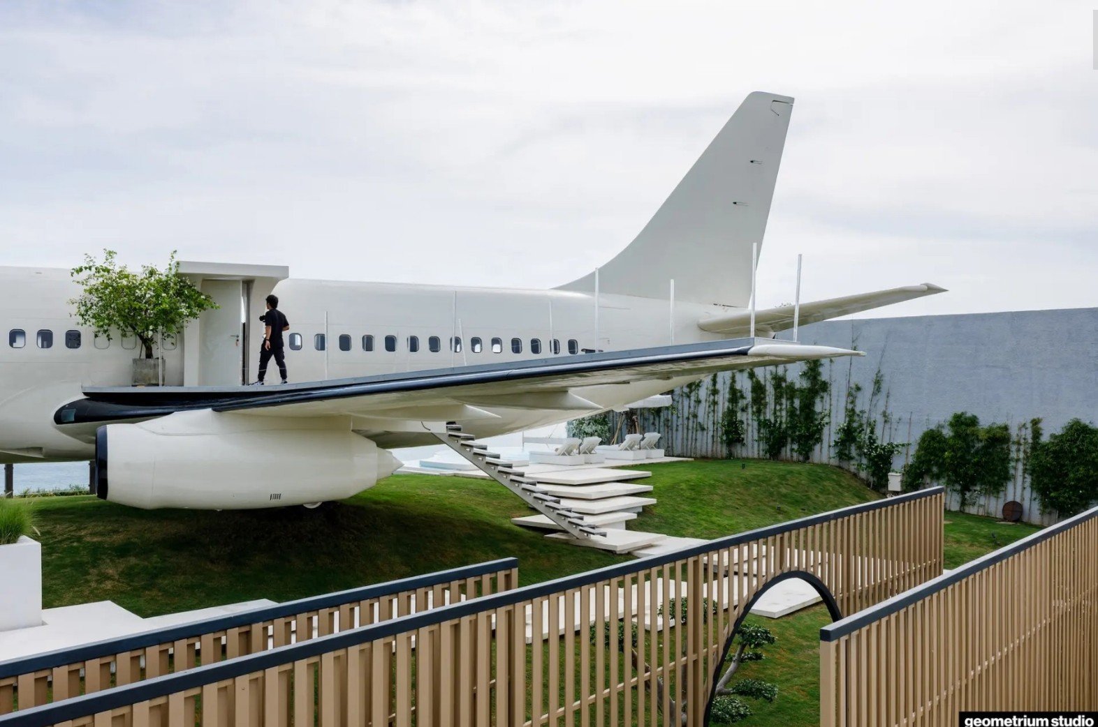 Boeing 737 biến thành dinh thự siêu sang treo trên vách đá- Ảnh 3.