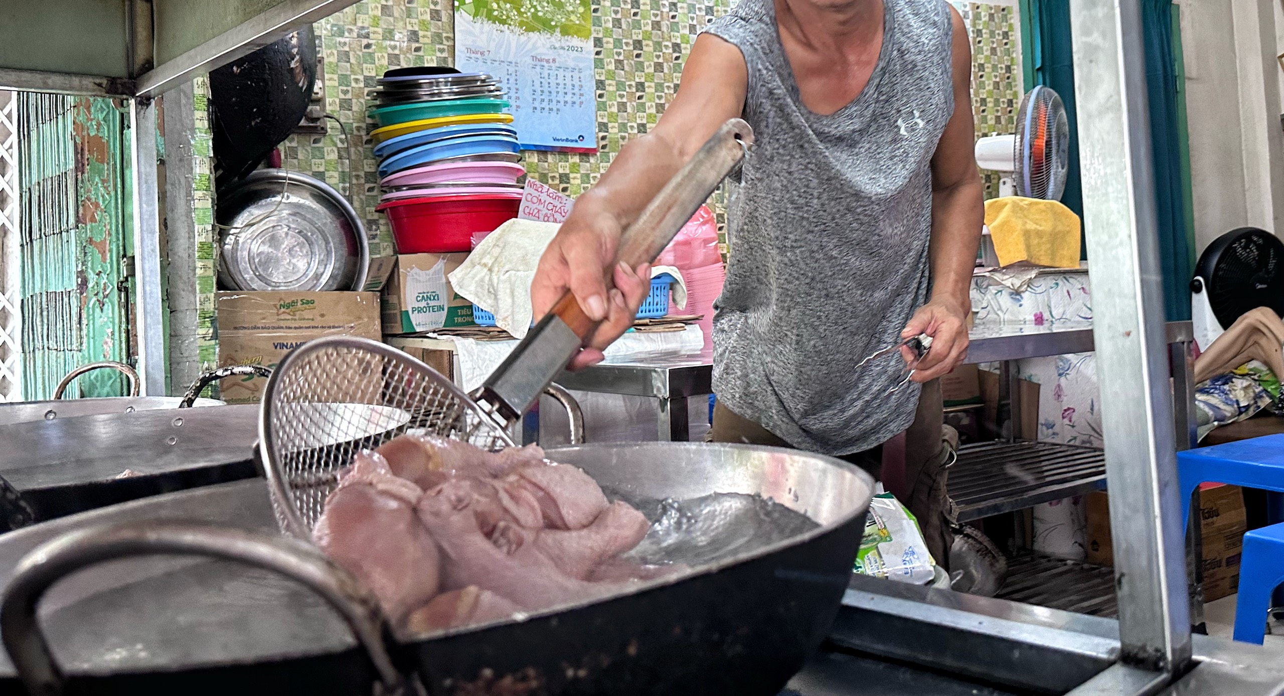 Giám đốc Sở An toàn thực phẩm TP.HCM Phạm Khánh Phong Lan: Cẩn thận khi ăn món tái, sống mùa nắng nóng- Ảnh 3.