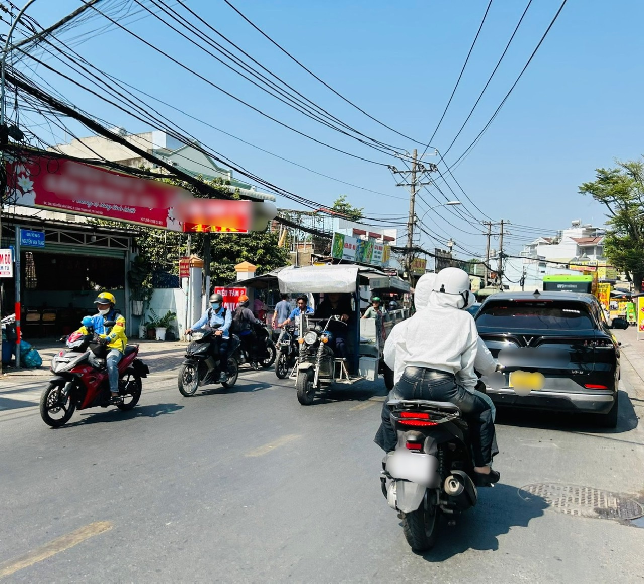 Người làm những công việc nặng nhọc ngoài trời nắng nóng cần chú ý bổ sung nước