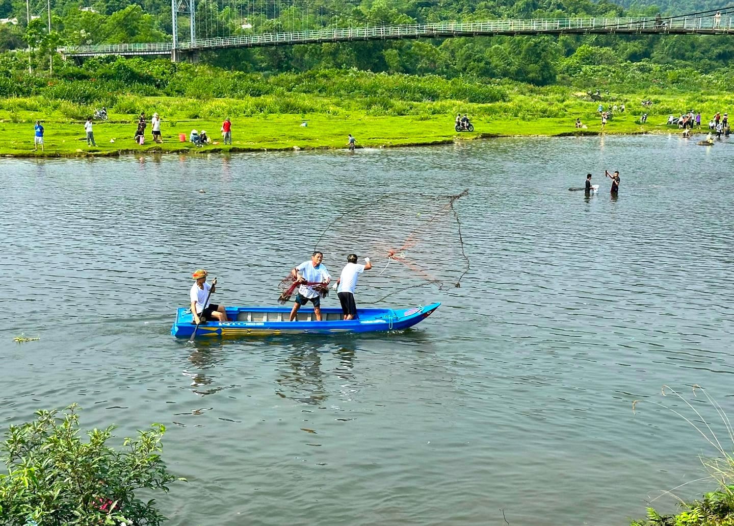 Cả nghìn người mang chài lưới ra sông thi bắt cá ảnh 8